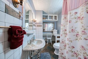 Bathtub, towels