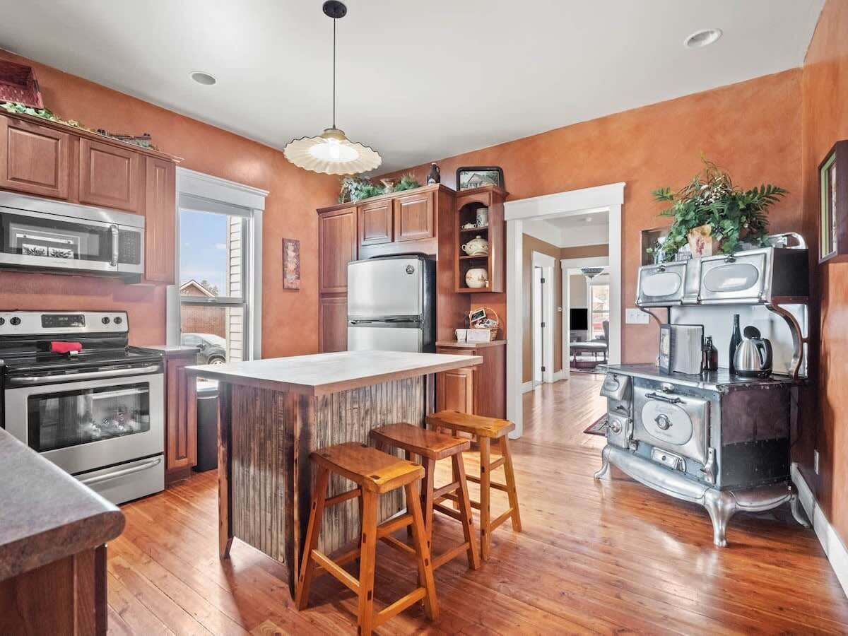 Réfrigérateur, four à micro-ondes, un four, surface de cuisson