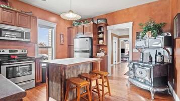 Réfrigérateur, four à micro-ondes, un four, surface de cuisson