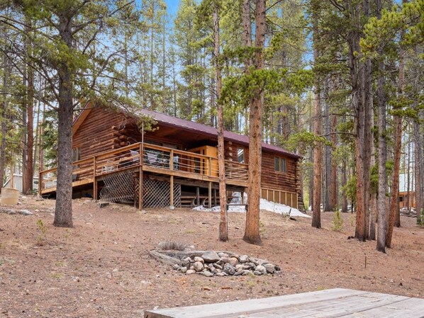 A log cabin with a wooden deck and a fire pit in front. - 2BR Cabin–Deck Lake View & Access–BBQ, Pets OK! (Leadville)