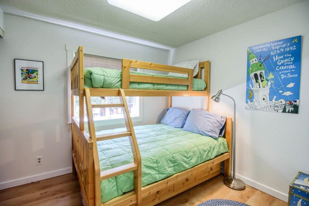 3 bedrooms, travel cot, WiFi, bed sheets