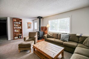 Télévision, lecteur de DVD, espaces bureaux