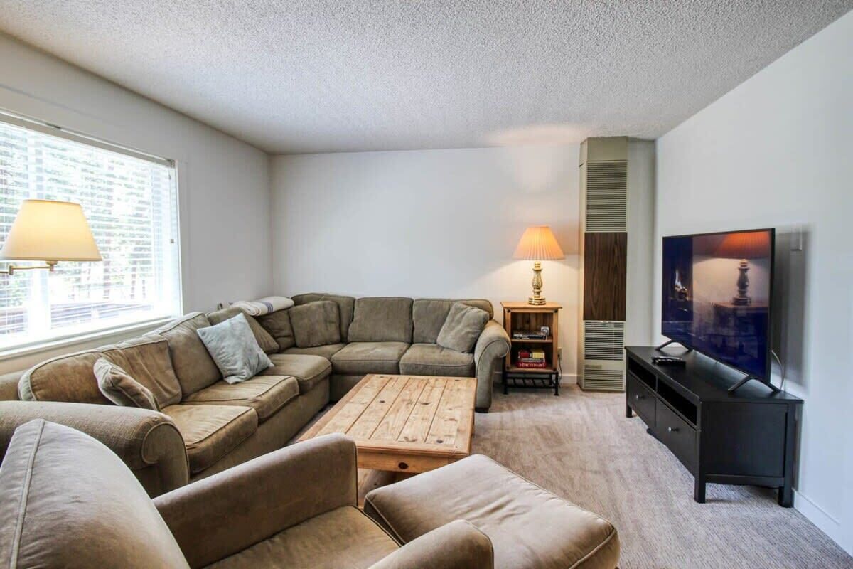 Televisie, een dvd-speler en een kantoor