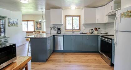 3BR Cozy Cabin - Tranquil Forest - Pet Friendly