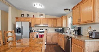 3BR Mountain View - Covered Patio - Pet Friendly