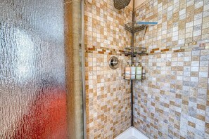 Bathtub, hair dryer, towels - The Shamrock — 5BR Leadville Home, Game Room + 2-Car Garage, Sleeps 10 (Leadville)
