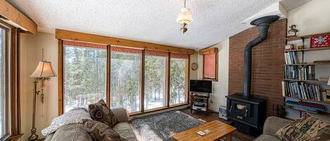 Televisión, chimenea, estéreo y oficina