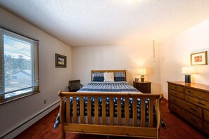 5 bedrooms, iron/ironing board, WiFi, bed sheets