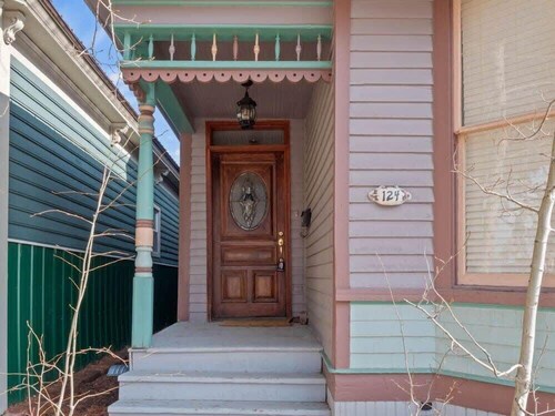 The Painted Lady — Victorian 4BR Steps to Main St Leadville, Sleeps 10, Dogs OK