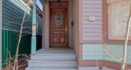 The Painted Lady — Victorian 4BR Steps to Main St Leadville, Sleeps 10, Dogs OK