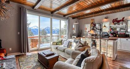 2BR Cozy Cabin: Mountain Views & Cozy Fireplace