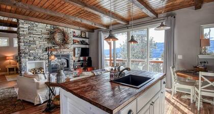 2BR Cozy Cabin: Mountain Views & Cozy Fireplace