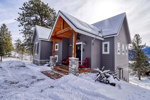Exterior - 2BR Cozy Cabin: Mountain Views & Cozy Fireplace (Twin Lakes)