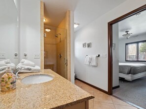 Een douche, een haardroger, handdoeken