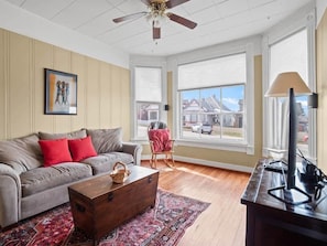 TV, offices - Charming 2BR - Mountain Views, Walk to Main St (Leadville)