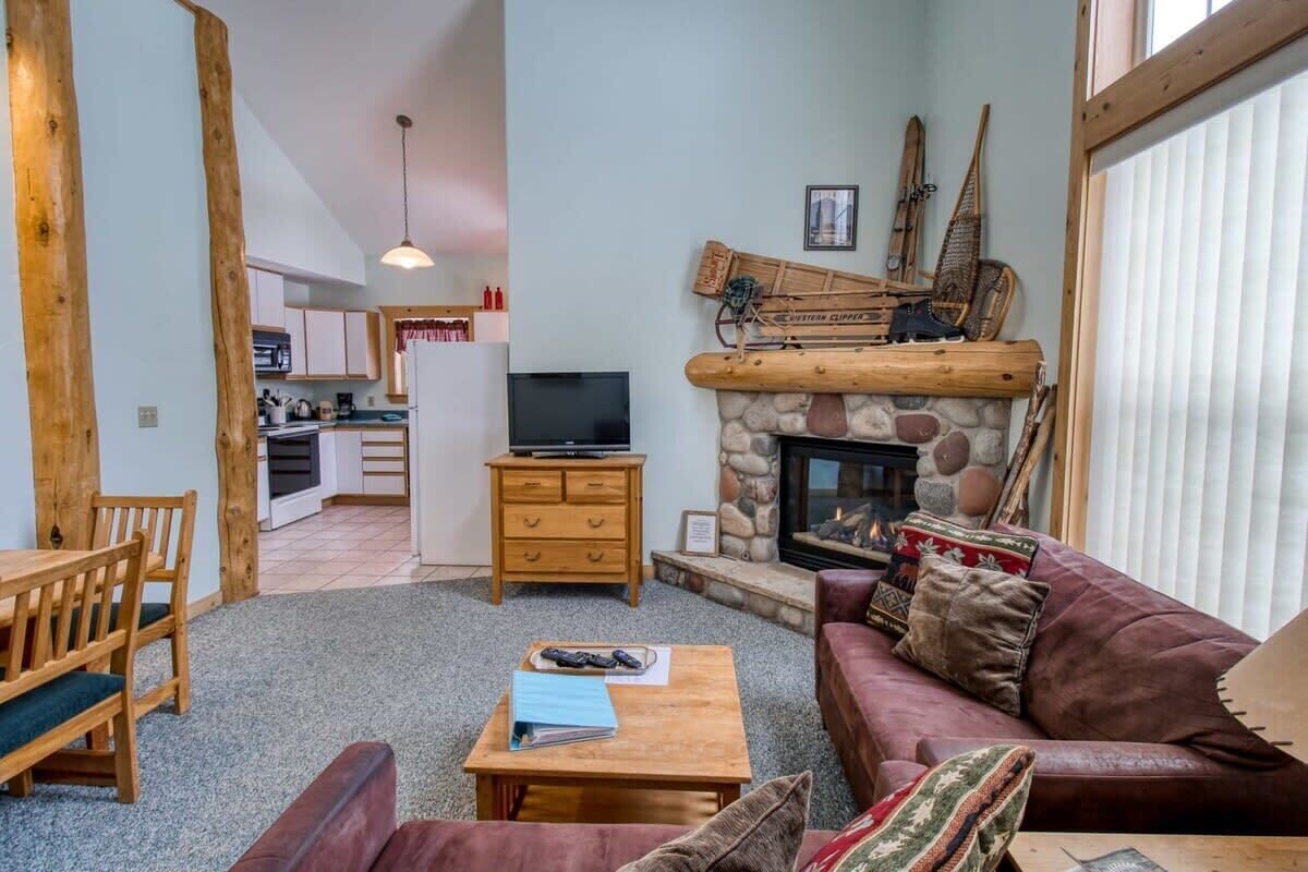 【Living Room】Gas fireplace crackles on cool Leadville nights — 48" Smart TV for après-ski wind-down.
