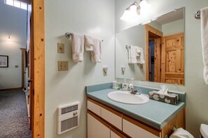 Tina, secadora de cabello, toallas 