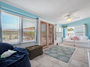 テレビ、DVD プレーヤー、ステレオ