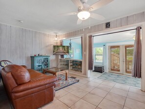 テレビ、DVD プレーヤー、ステレオ