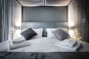 Deluxe Double Room, River View | Minibar, in-room safe, individually furnished, iron/ironing board - Mama's Home Florence (Florence)