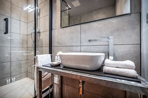 Junior Double Room, River View | Bathroom | Shower, free toiletries, hair dryer, slippers - Mama's Home Florence (Florence)