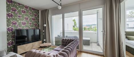 Téléviseur, jeux vidéo, livres, bureau