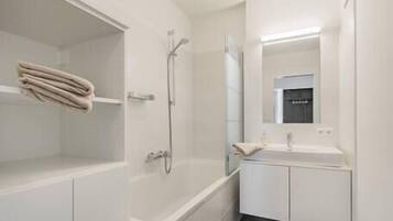 Badewanne, Haartrockner, Handtücher