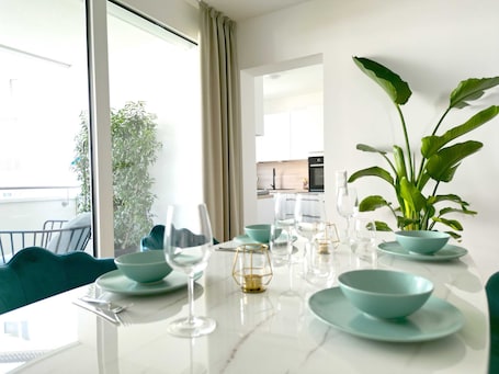 Dining. 2 Zimmer Apartment mit Blick auf die Stadt