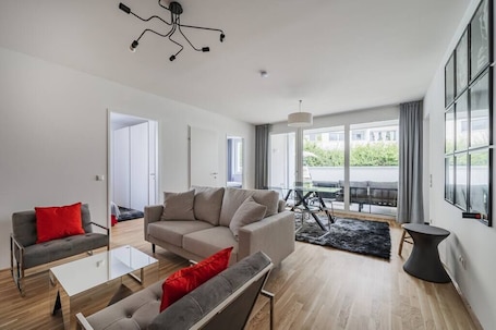 TV, books. 2 Zimmer Apartment mit Blick auf den Garten