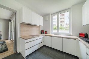 Fridge, microwave, oven, stovetop - 2 Zimmer Apartment mit Blick auf den Garten (Gmunden)