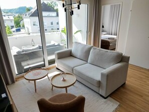 TV, books - M.u.s.k.a.t | stylish 3 BR AP with balcony (Gmunden)