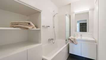 Douche, séchoir à cheveux, serviettes fournies