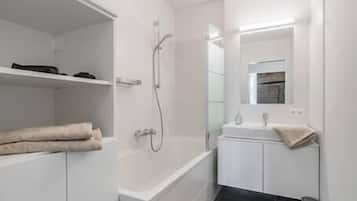 Suihku, hiustenkuivaaja, pyyhkeet