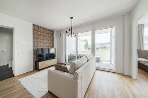 Een televisie en boeken