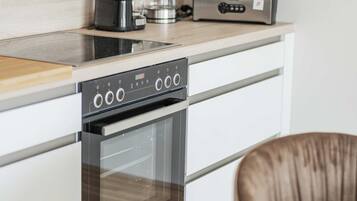 Geladeira, micro-ondas, fogão, cooktop