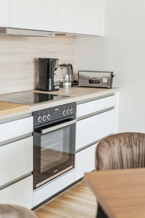 Réfrigérateur, micro-ondes, four, plaque de cuisson