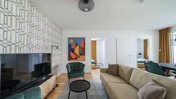 Televisie, boeken en een kantoor