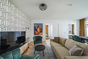 Fernseher, Bücher, Arbeitsbereiche