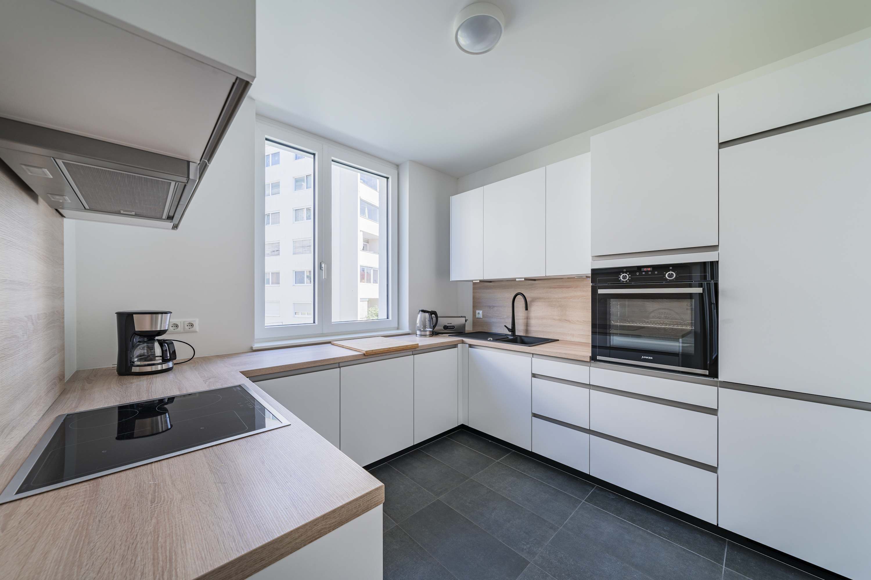 冷蔵庫、電子レンジ、オーブン、コンロ