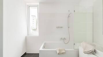 Kylpyamme, hiustenkuivaaja, pyyhkeet