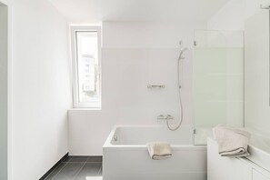 Badewanne, Haartrockner, Handtücher