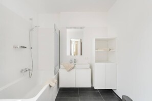 Bathtub, hair dryer, towels - 1 Zimmer Apartment mit Blick auf den Garten (Gmunden)