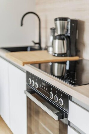 Kühlschrank, Mikrowelle, Ofen, Herdplatte