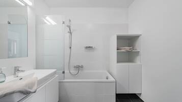 Dusche, Haartrockner, Handtücher