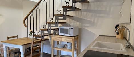 Frigorifero, piano cottura, macchina per tè/caffè