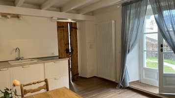 Kühlschrank, Herdplatte, Wasserkocher mit Kaffee-/Teezubehör