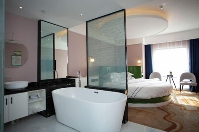 Changxing Hainabaichuan Hotel