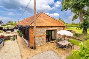 Outdoor dining - Waterside Barn, Binham, Norfolk (Binham)
