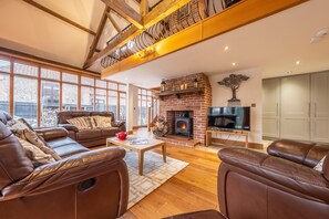 Televisión y chimenea