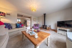 TV, fireplace - Cornloft Cottage, South Creake, Norfolk (South Creake)